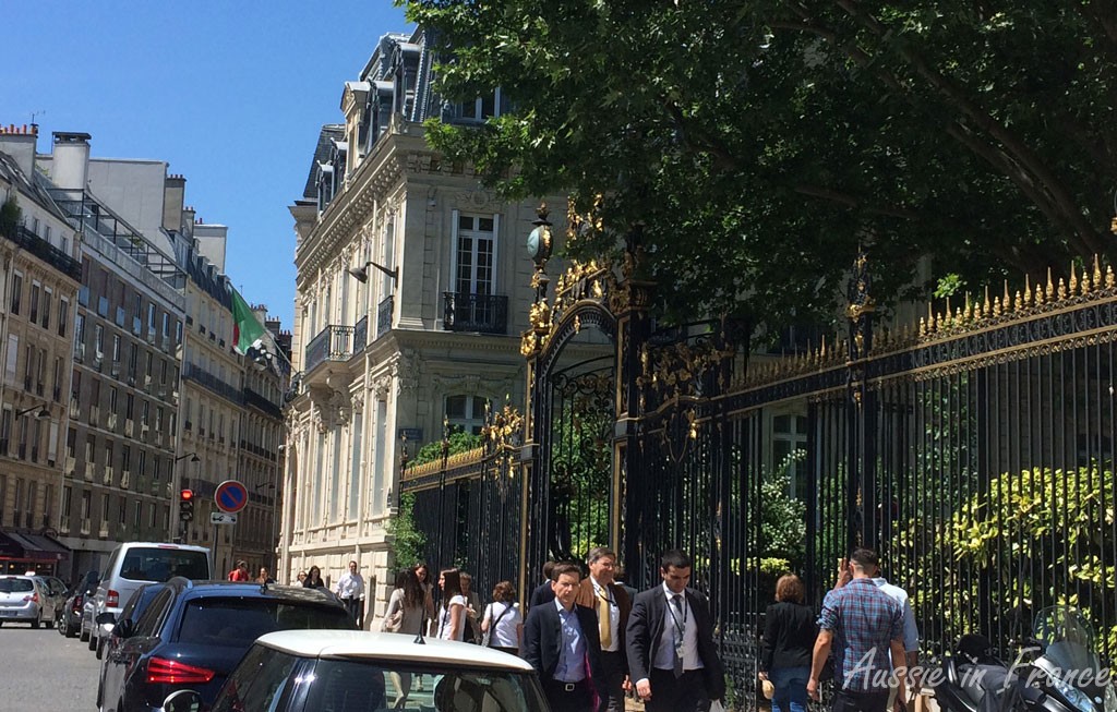 The entrance to Parc Monceau - we're not the only ones around!