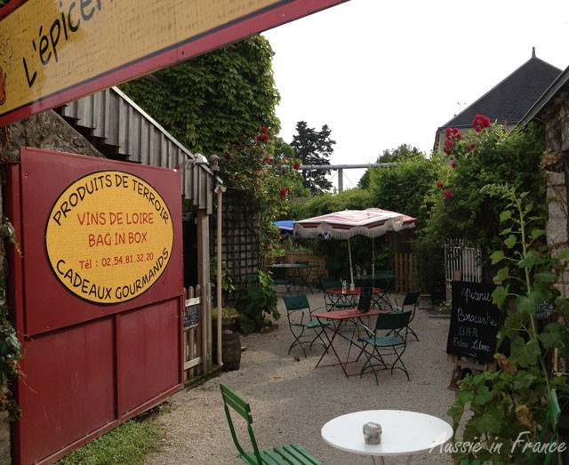 Courtyard of L'épicerie in Mer