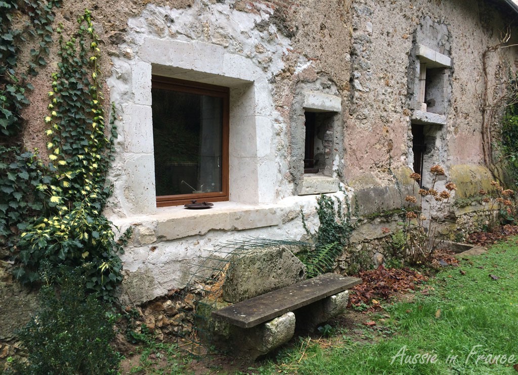 You can see the netting over the bench under the window