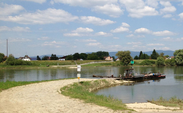 The ferry from the banks of the Danube