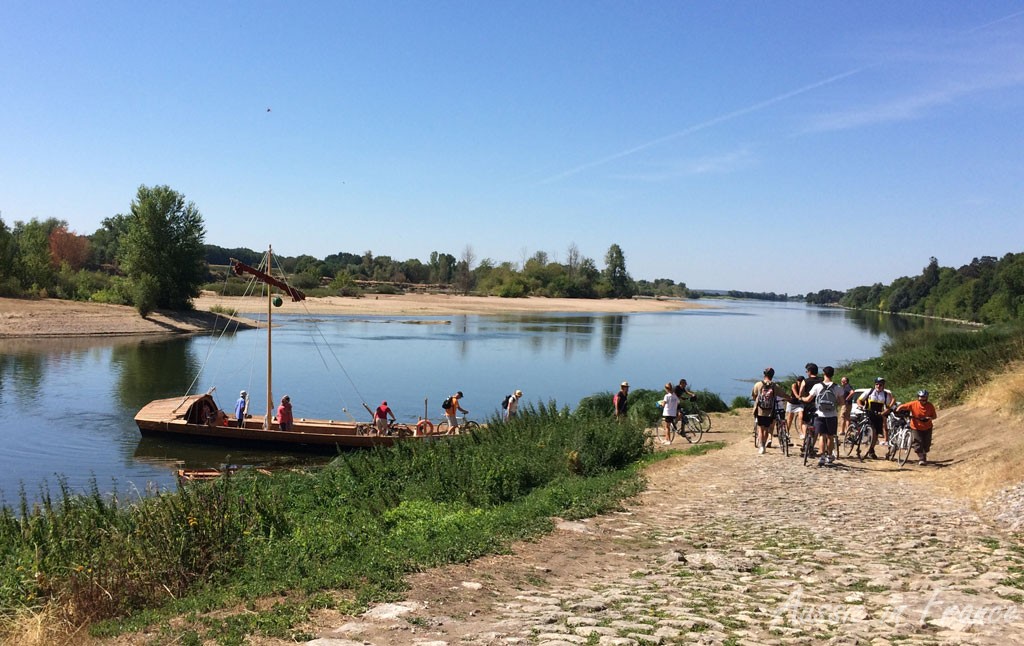 Passengers disembarking from the ferry at Cour-sur-Loire