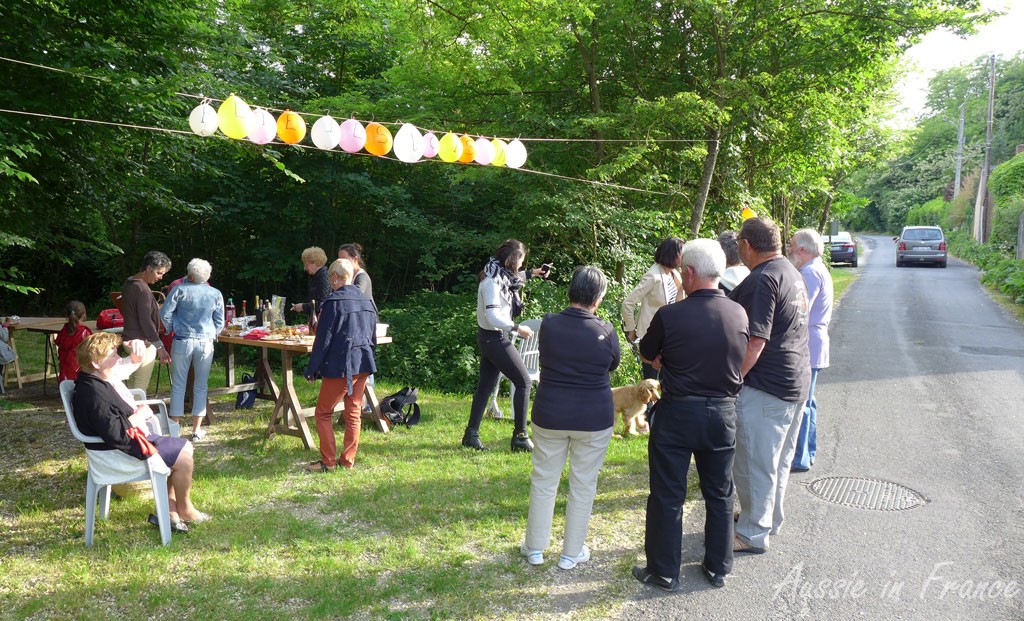 Balloons with "fête des voisins" written on them
