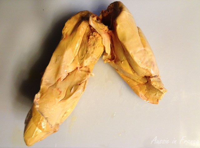 Step 2. Separate the foie gras into its two lobes.