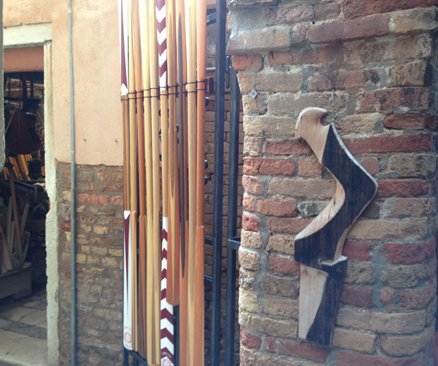 Oars and forcula in a workshop in the Castelo quarter