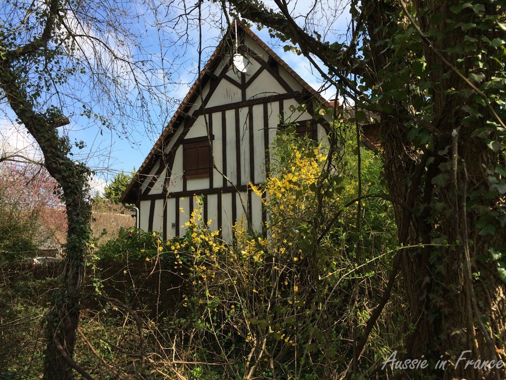 Jennet in front of a half-timber house