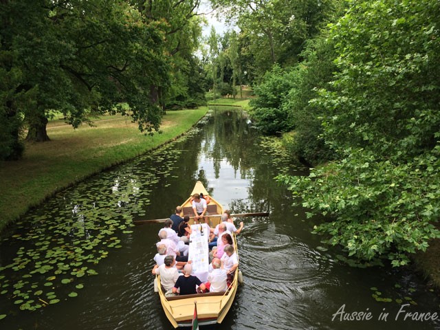 A gondola with a table in the middle for drinks!