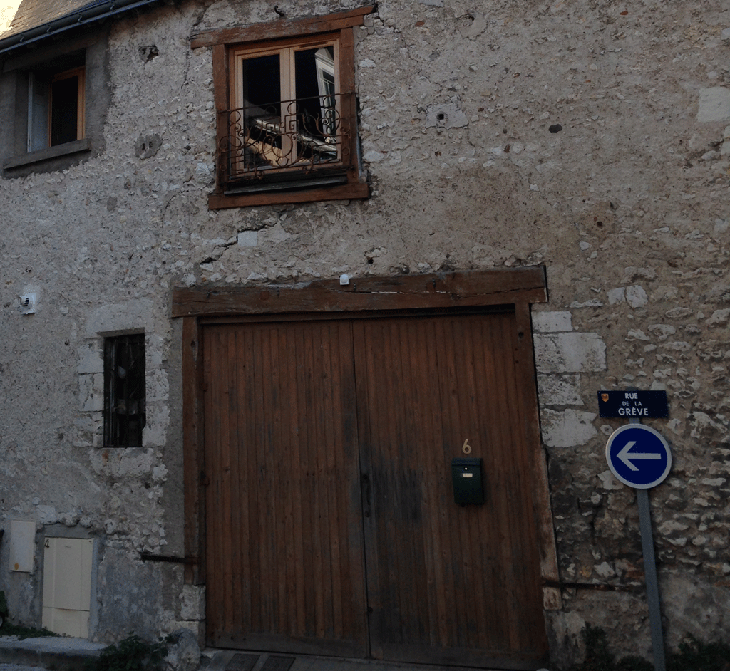 The rear façade of Hôtellerie de la Galère on Rue de la Grève