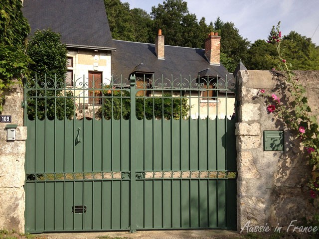 Notre portail vert qu'on a repeint pendant une vague de chaleur