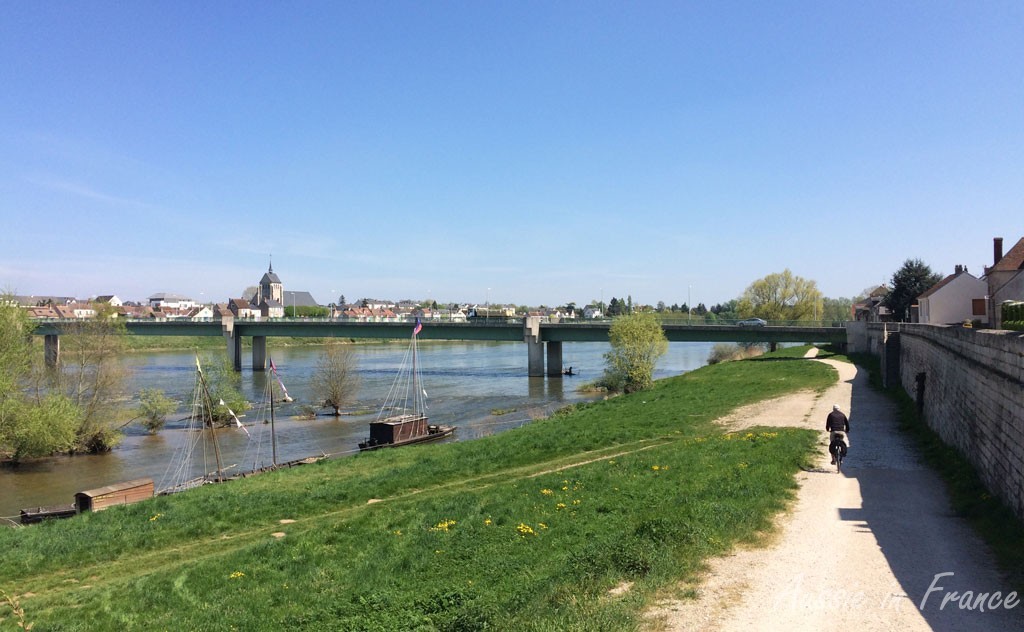 The bike path from Jargeau with the gabarre flat-bottomed boats