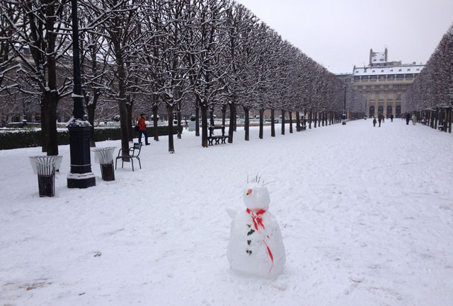 A long snowman in the Palais Royal gardens - the scarf is one of the safety tapes around the fountain!