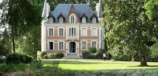 Day time view of the Manoir (photo courtesy of http://www.manoirdecontres.com)