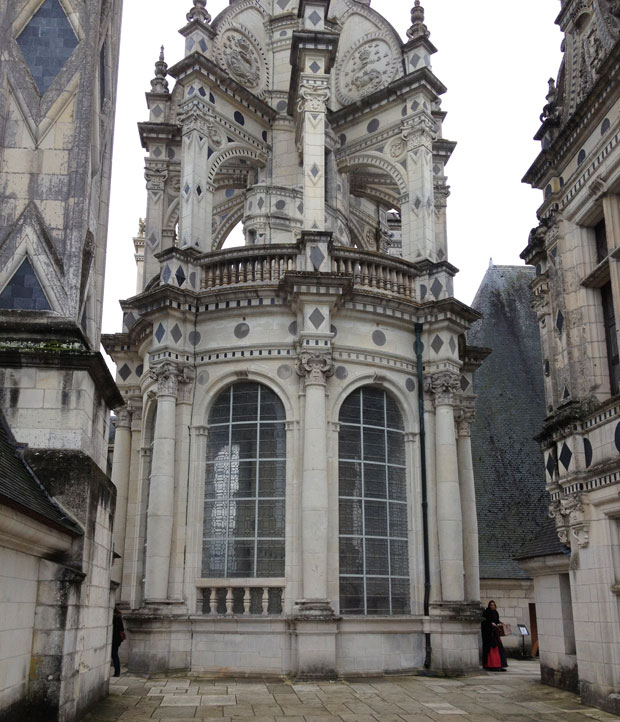 Middle tower over the famous double Revolution staircase