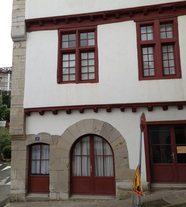 One of the oldest houses in Ciboure with no shutters and mullion windows
