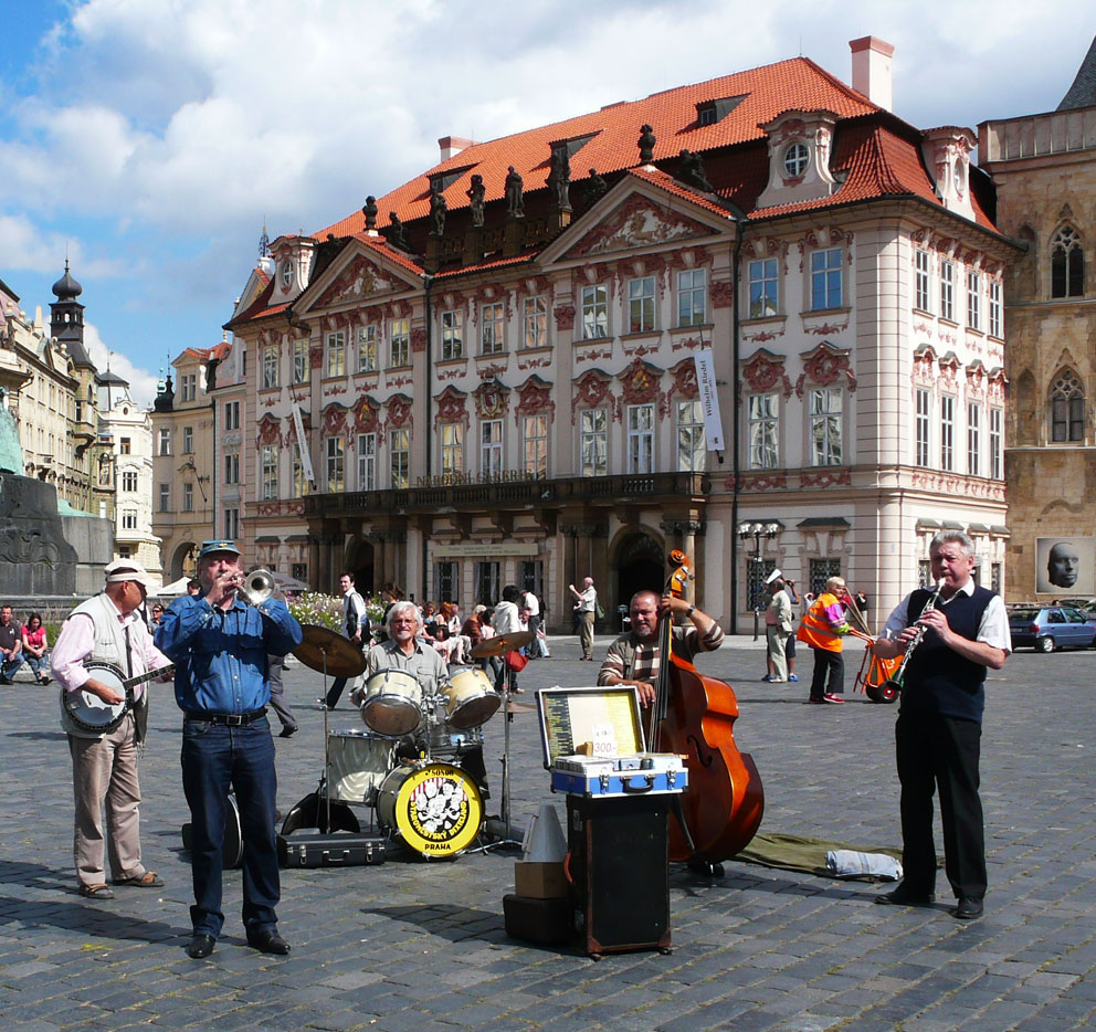 The main square in Paris alive with music