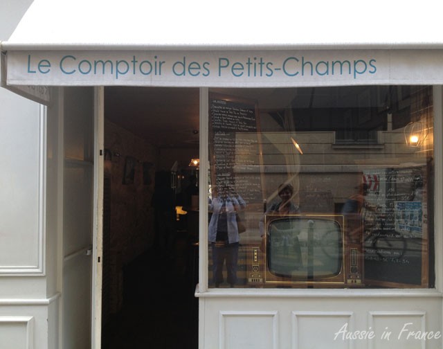 The discreet exterior of Le Comptoir des Petits Champs, with its old TV (and our reflections!)