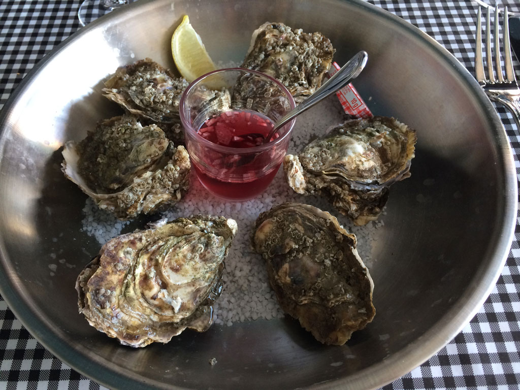 N°3 oysters with typical vinegar and shallots sauce (which I don't like!)
