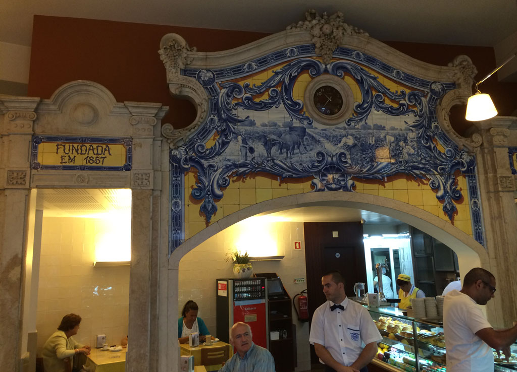 The inside of Pasteleria 1800 founded in