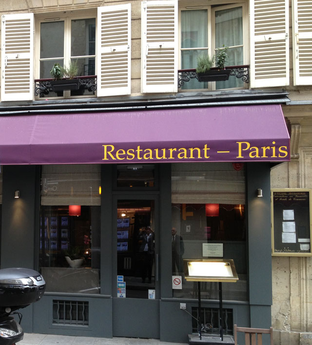 Un store de restaurant avec des persiennes aux fenêtres