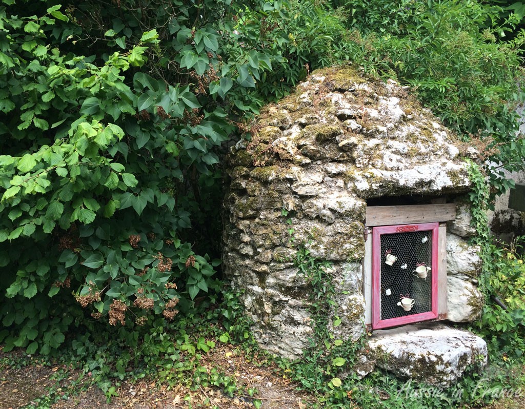 Teacups decorating a traditional well in Sologne