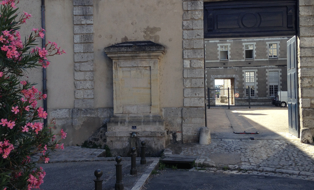 Fontaine de Saint-Laumer or Fontaine de Foix next to Saint Nicolas Church