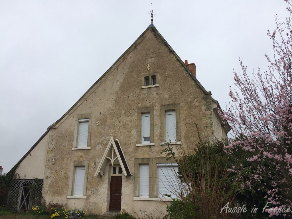 The front façade with its roller blinds.