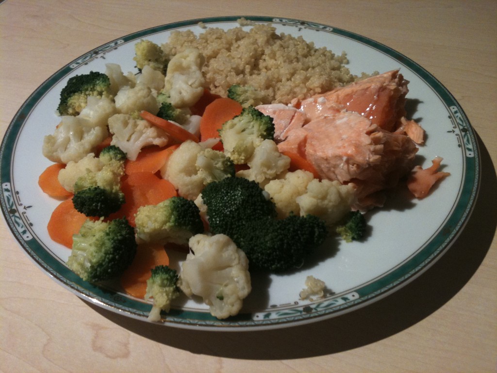 Four-bowl plate: 1 bol salmon, 1 bowl quinoa, 2 bolws of vegetables