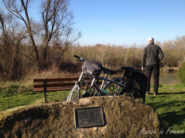 Riverside bench on the cycle path between Saint Dyé and Muides