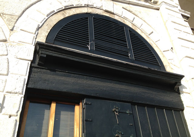 Louvres and modern Venetian blinds on the Rialto Bridge