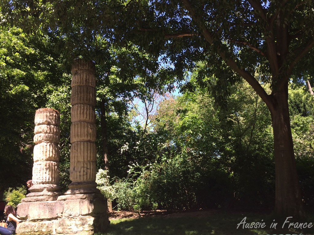 Ruins in Parc Monceau while we're having our lunch