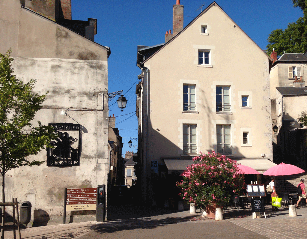 The entrance to Rue Saint Lubin with the castle on the right