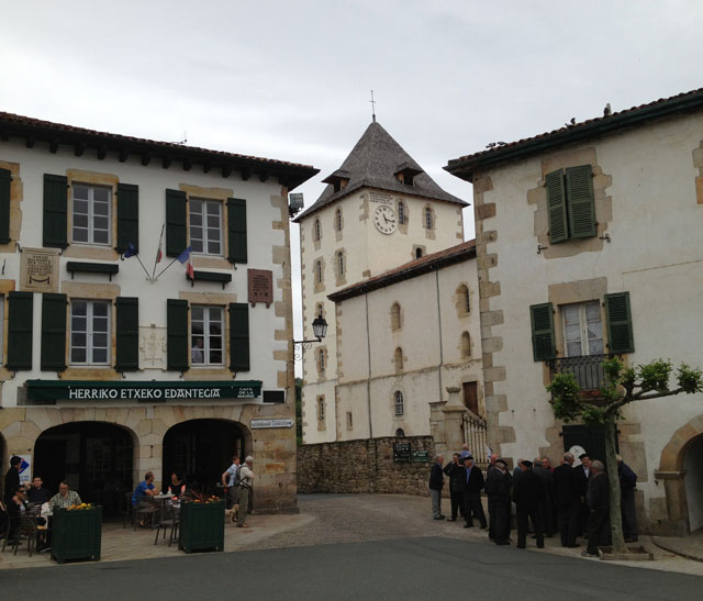 Traditional houses in Sare with more stone and green details