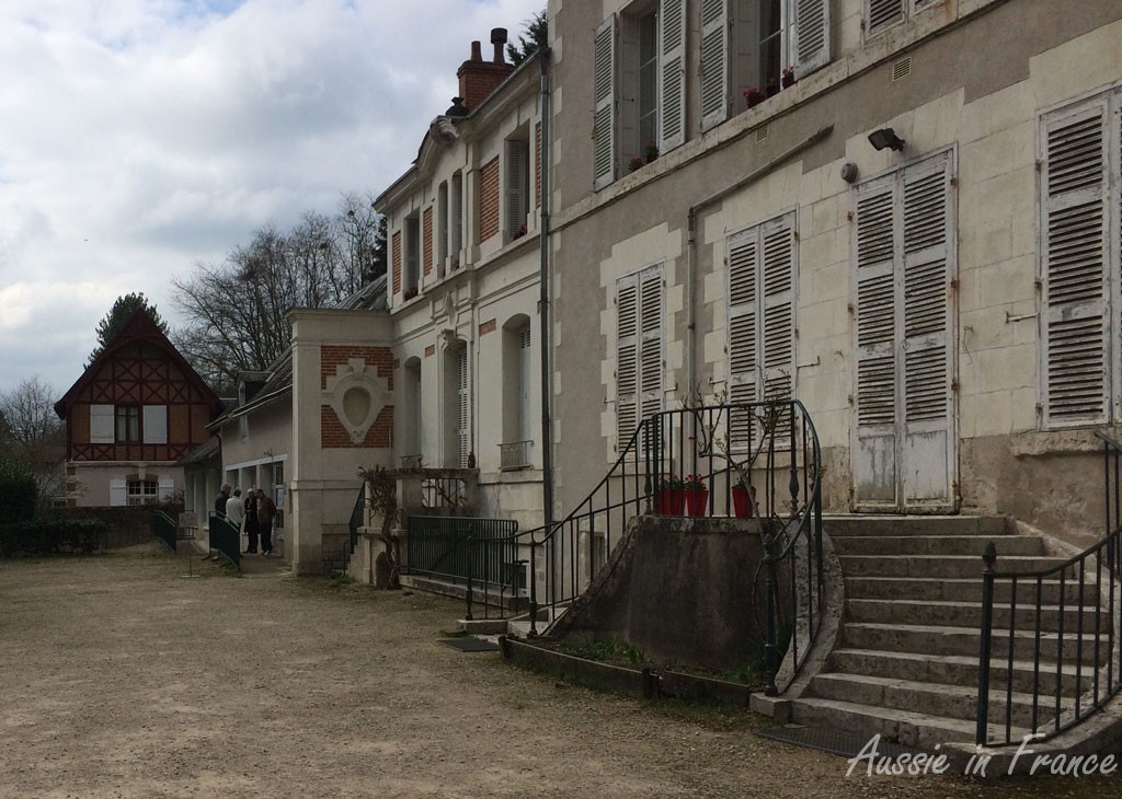 The voting bureau is at the end of the building where the people are standing