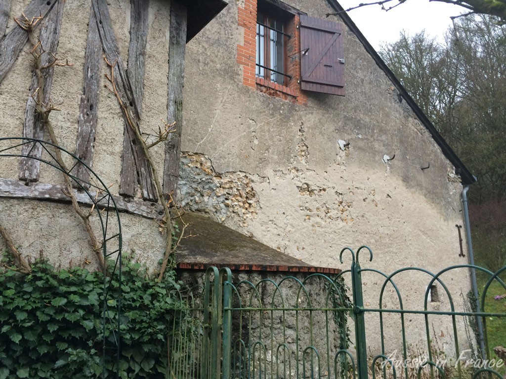 The side façade. The rounded part is the back of the bread oven. The window will be on the right and will match the window up the top, only it will be bigger.