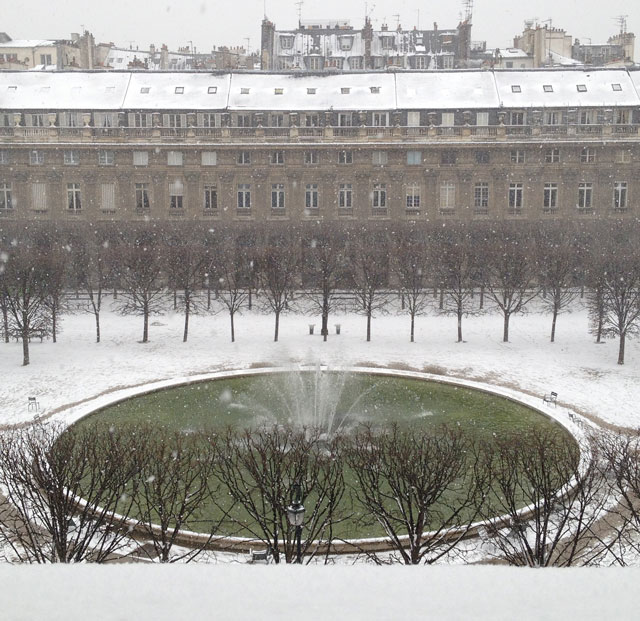 Snowing in the Palais Royal in the afternoon