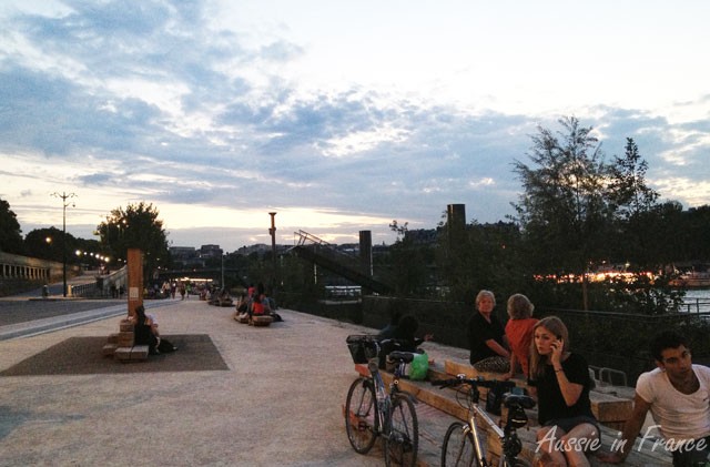 Practically deserted area on Berges de la Seine