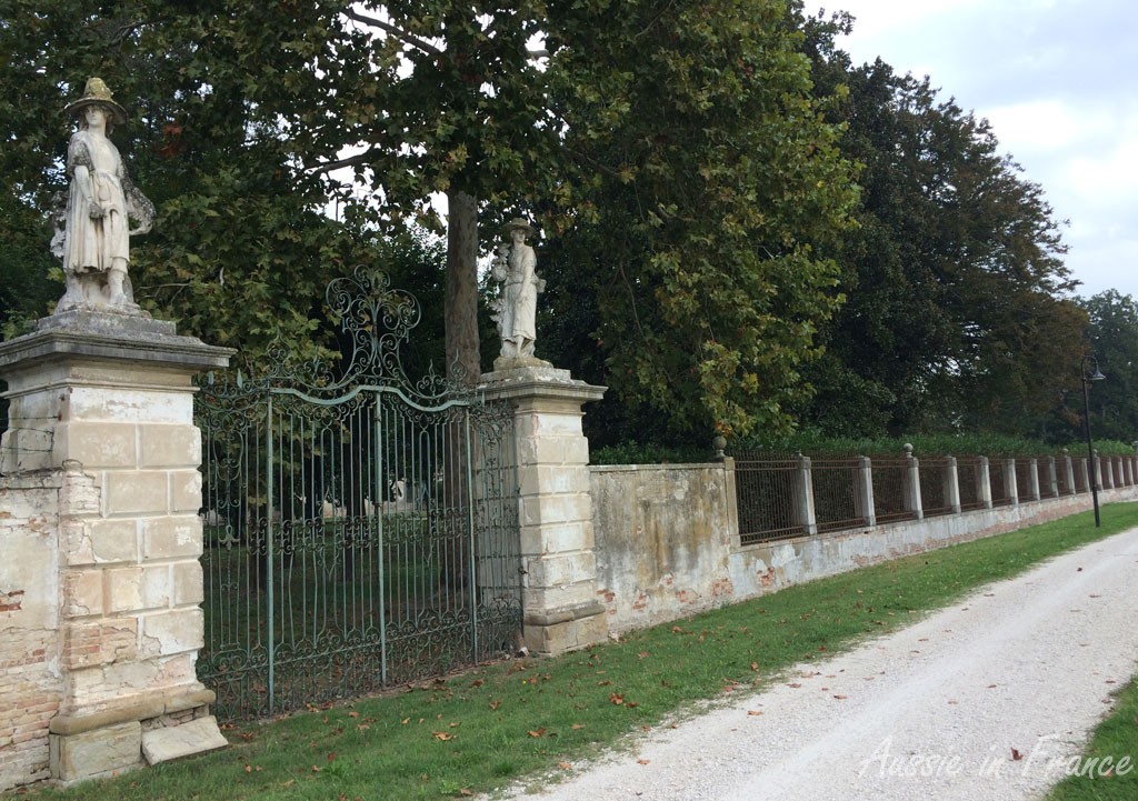 Statues on the Villa Giovanelli