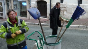 Le balayeur de rue est un fonctionnaire