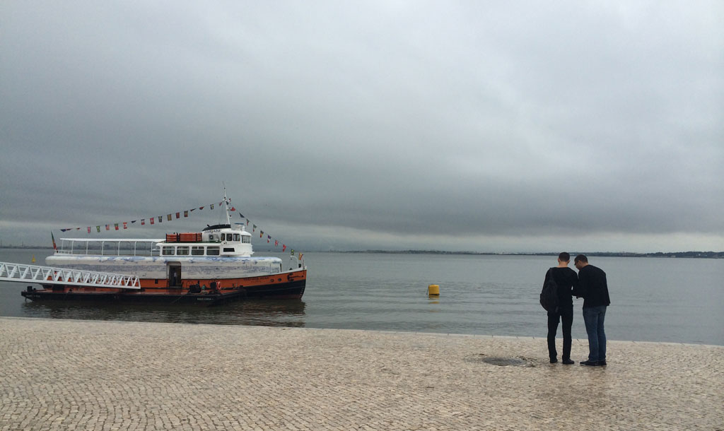 Walking along the Tagus from one bus stop to another