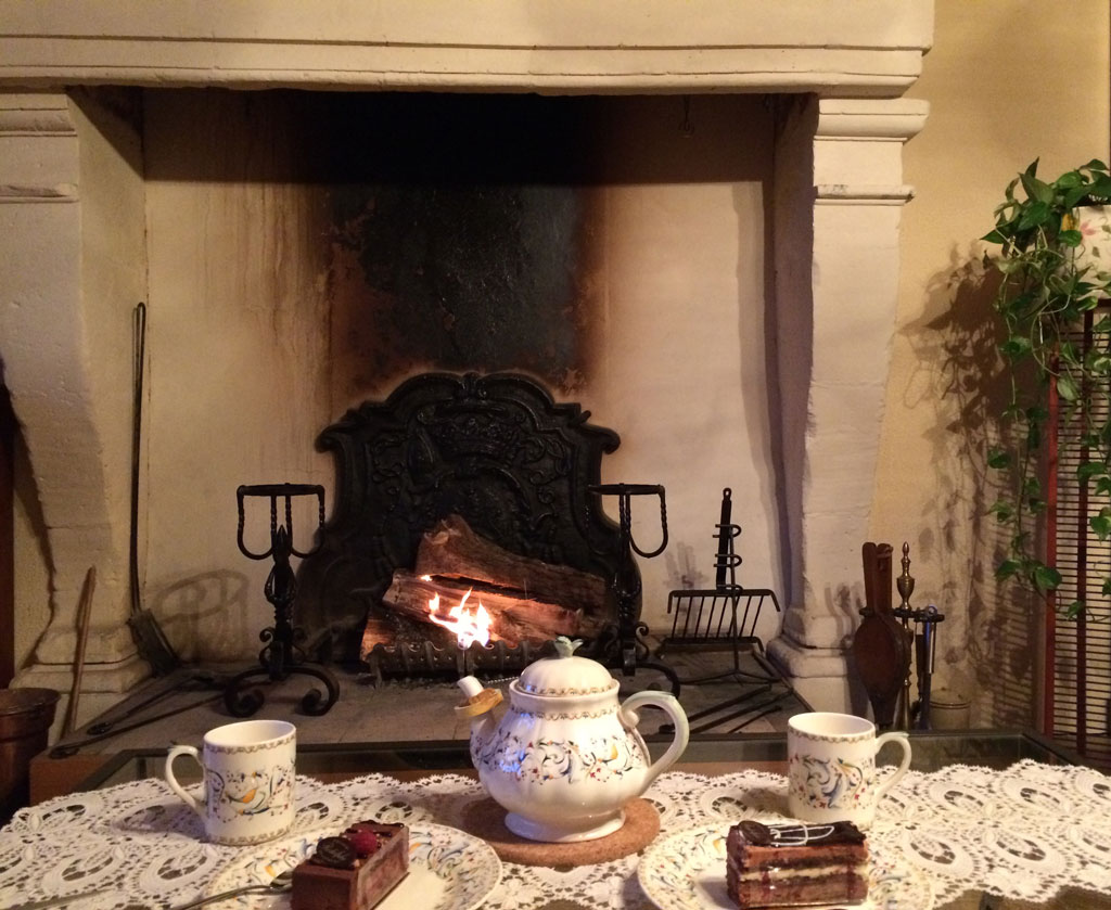Tea and pâtisseries in front of the fire