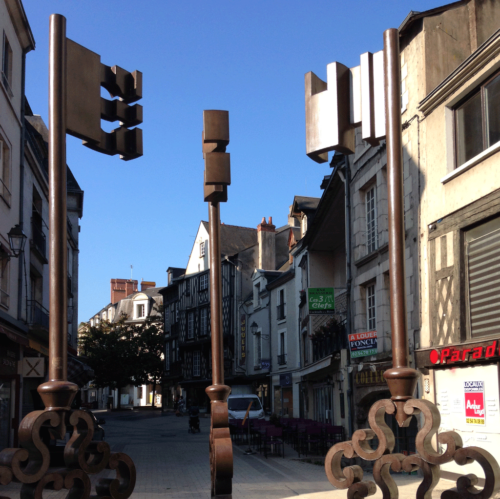 The Three Keys sculpture in Rue des Trois Clés