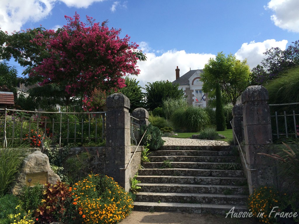 The town hall in Tavers with its garden