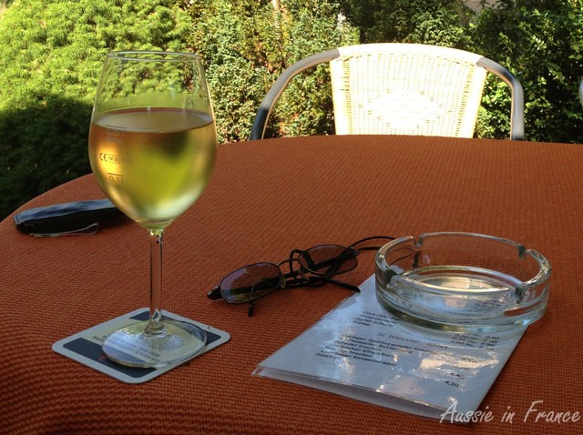You can see how cold the wine is! Typical German 20 cl glass.