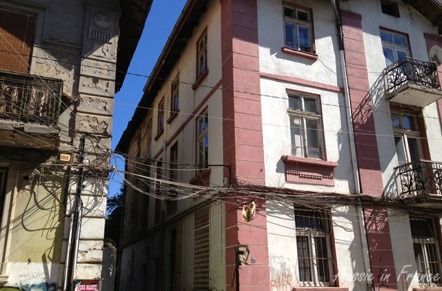Overhead wiring that doesn't seem to obey any safety rules